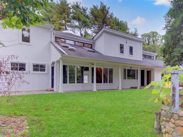 549 Woodbury Road, Cold Spring Harbor, NY 11724