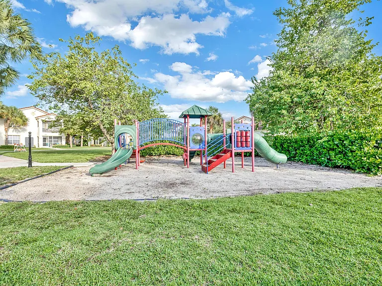 343 SE Rogers Ct — Photo 23