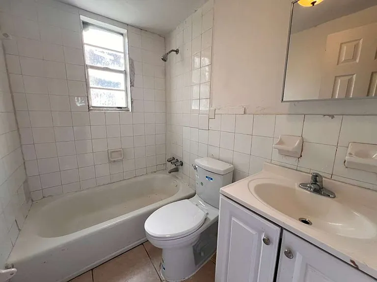 352 NW 11th St — Photo 25