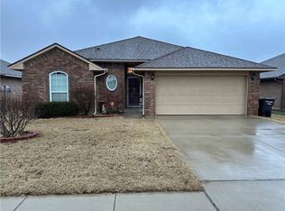 512 Apple Tree Ln, Moore, OK 73160