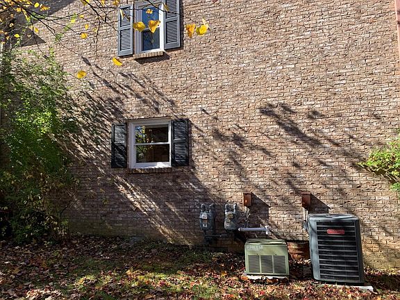5th image of 3512 Creekwood Dr #B