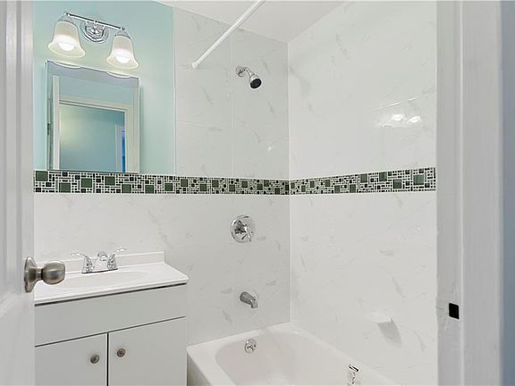 4th image of 4 Fordham Hill Oval APT 6F