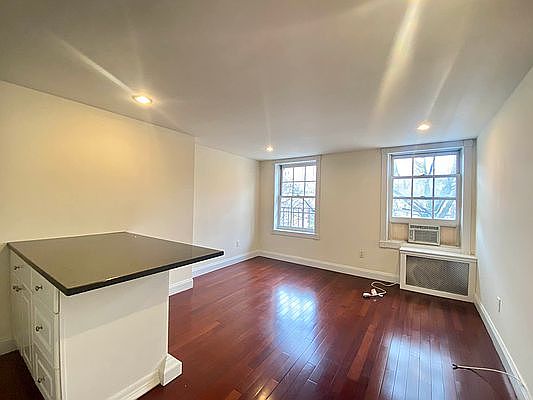 1st image of 496 Hudson St #X