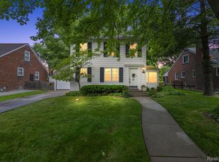 1442 Hampton Rd, Grosse Pointe Woods, MI 48236