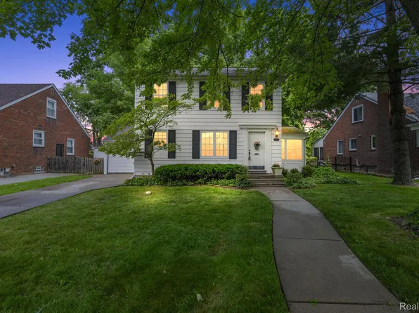 1442 Hampton Rd, Grosse Pointe Woods, MI 48236