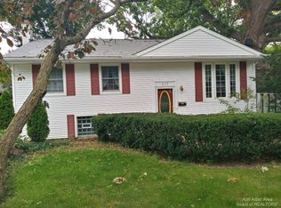 879 Lambkins Rd, Saline, MI 48176