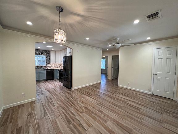 4th image of 112 Vassar Ln #102
