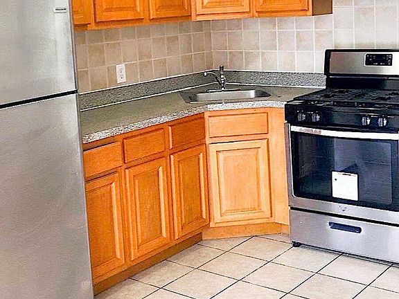 5th image of 11611 Myrtle Ave APT 3