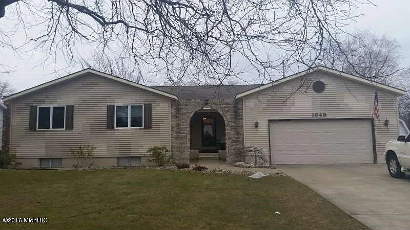 1649 Woodside Dr photo 1