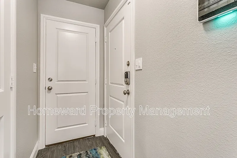 3 bed, 2.5 bath, 1759 sqft, $1,950 — Photo 2