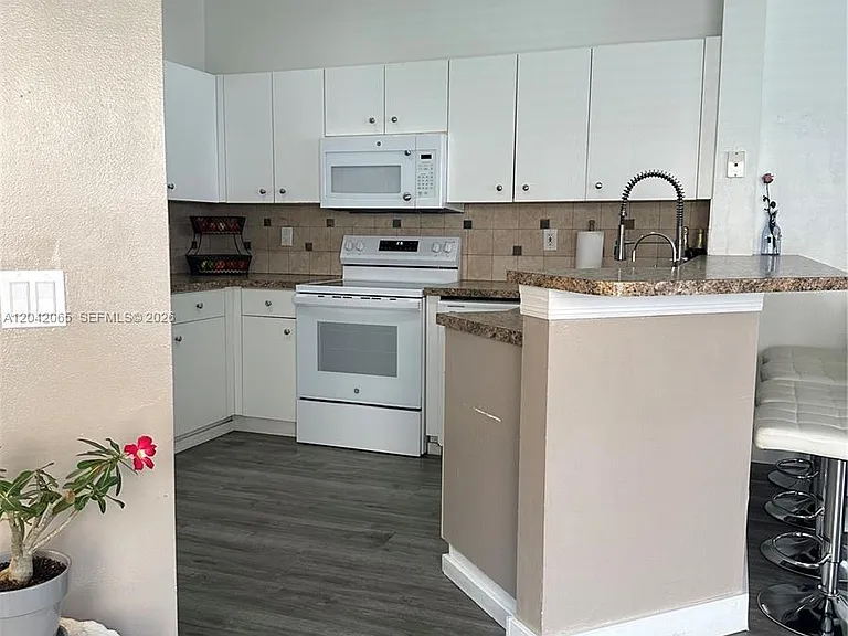 4025 Pine Ridge Ln — Photo 12