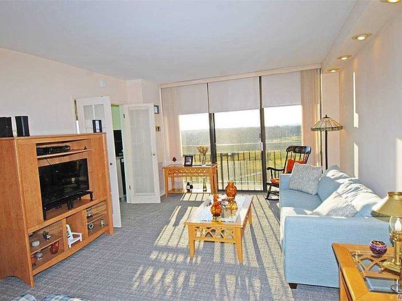 4th image of 26910 Grand Central Pkwy APT 10B