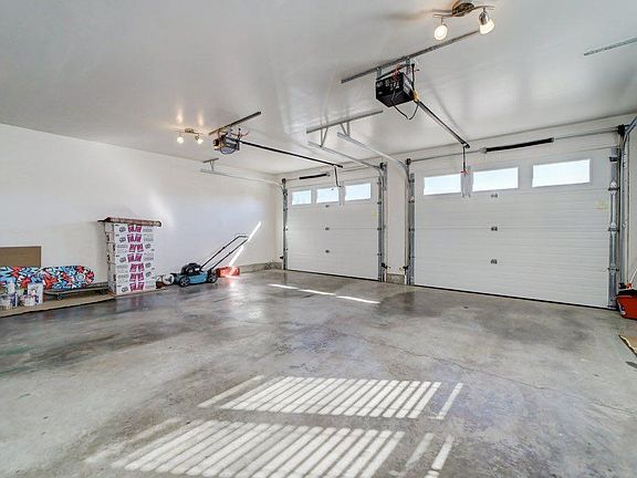 5th image of 442 Gateway Cres S