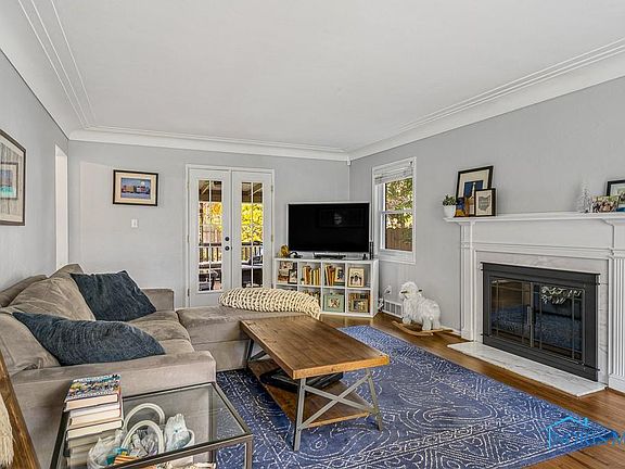 5th image of 2837 Meadowwood Dr