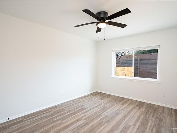 3rd image of 802 Redwood Ave #2