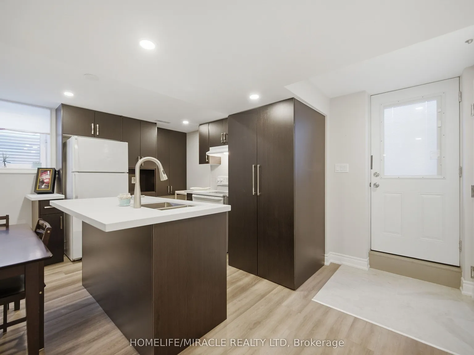 3008 Britannia Rd W — Photo 4