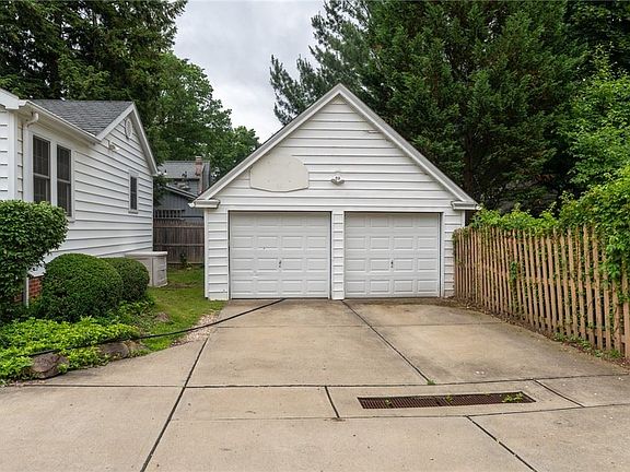 2nd image of 1206 Colonial Pl