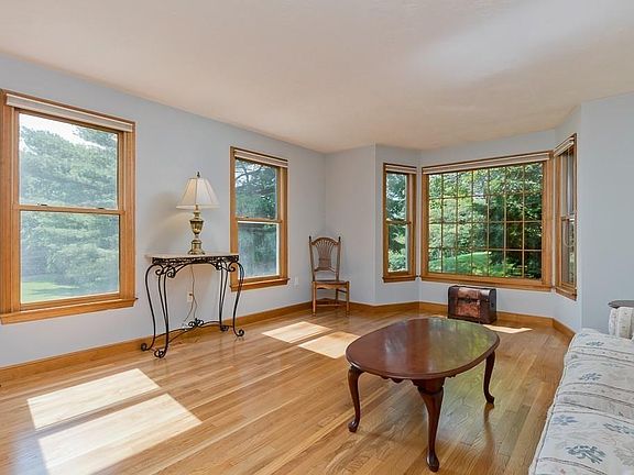 5th image of 26 Darlene Dr