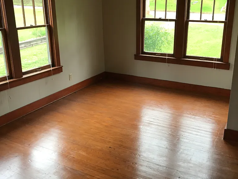 203 E Gillespie St — Photo 3