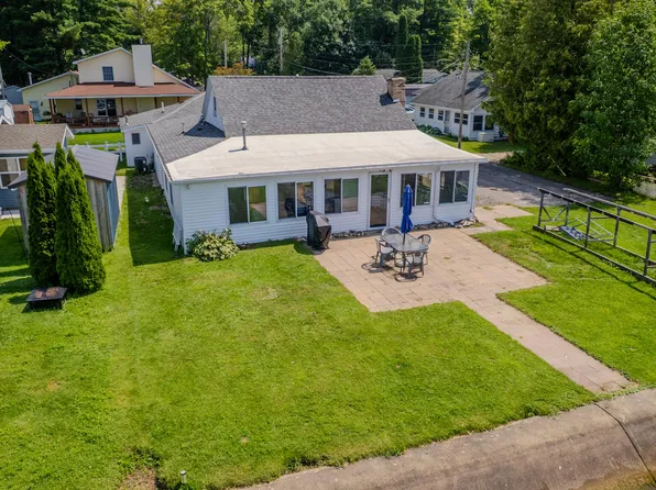 228 Mallard Ave, Houghton Lake, MI 48629