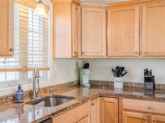 3rd image of 27 Stream View Dr