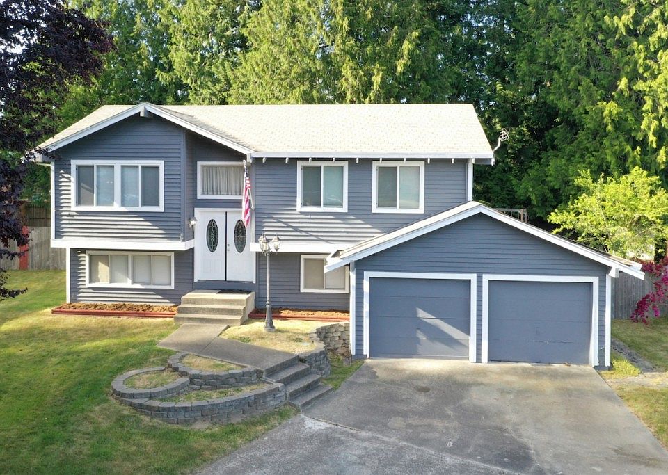 1st image of 107 NE Hazelwood Pl