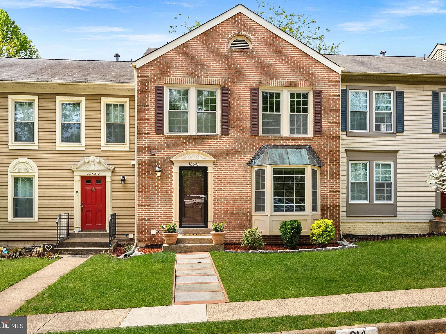 3 bed, 2.5 bath, 2112 sqft, $3,200 — Photo 4