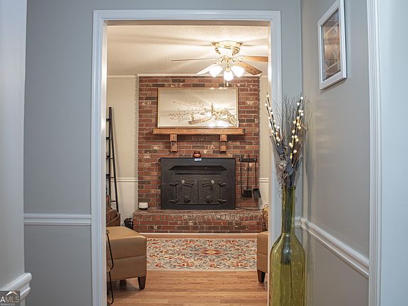 3rd image of 306 Meadowlark Cir