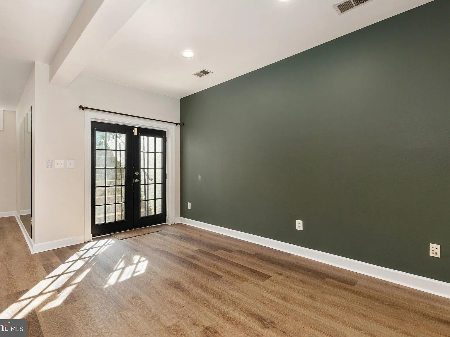 1 bed, 1.0 bath, 4744 sqft, $2,200 — Photo 2