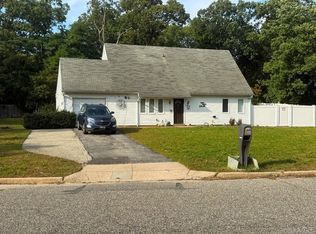 79 Hawkins Path, Coram, NY 11727