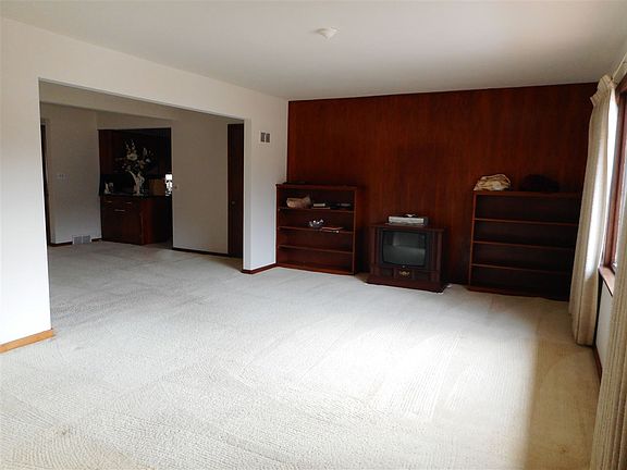 5th image of 1806 Pin Oak Dr