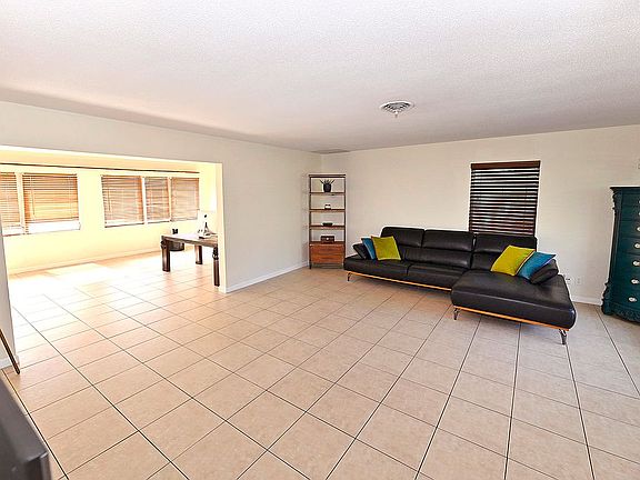 5th image of 514 E Redwood Dr