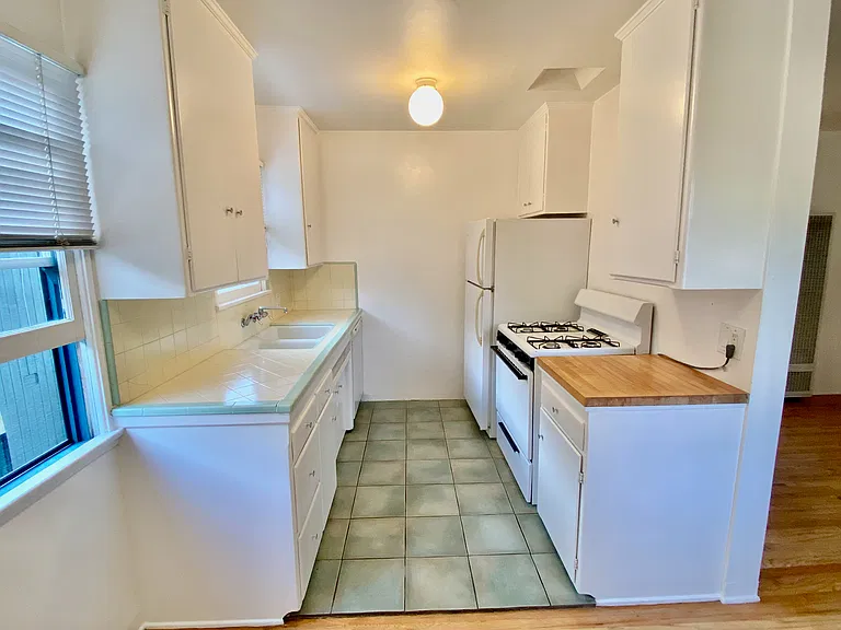 1043 Grant St #A — Photo 8