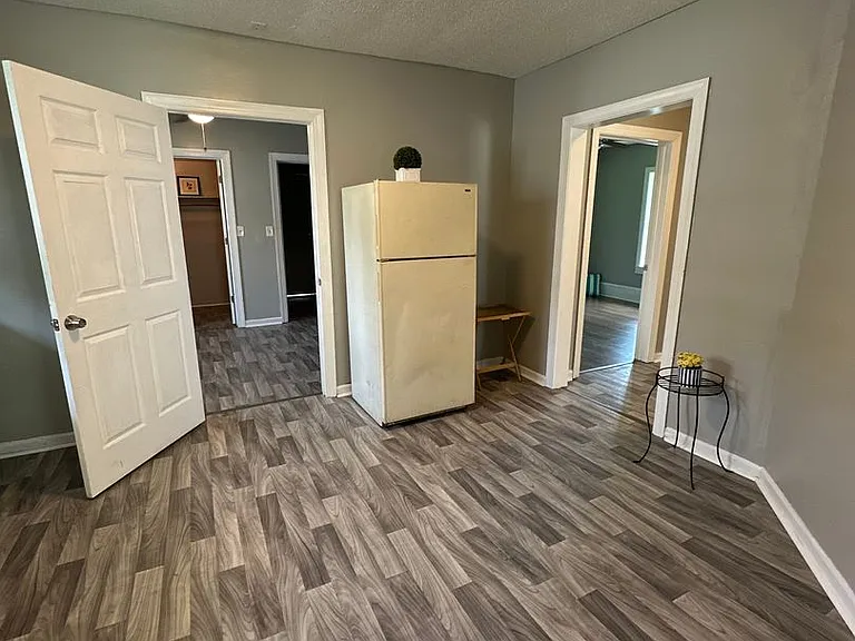 214 N King St — Photo 17