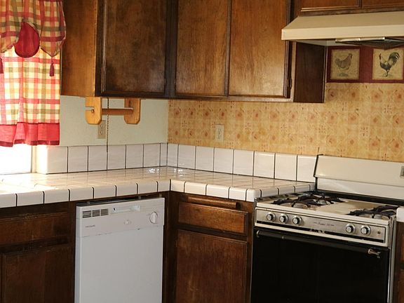 4th image of 15854 Newmont Ave