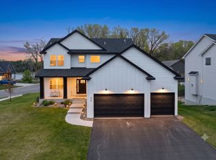 429 Collova Dr, Vadnais Heights, MN 55127