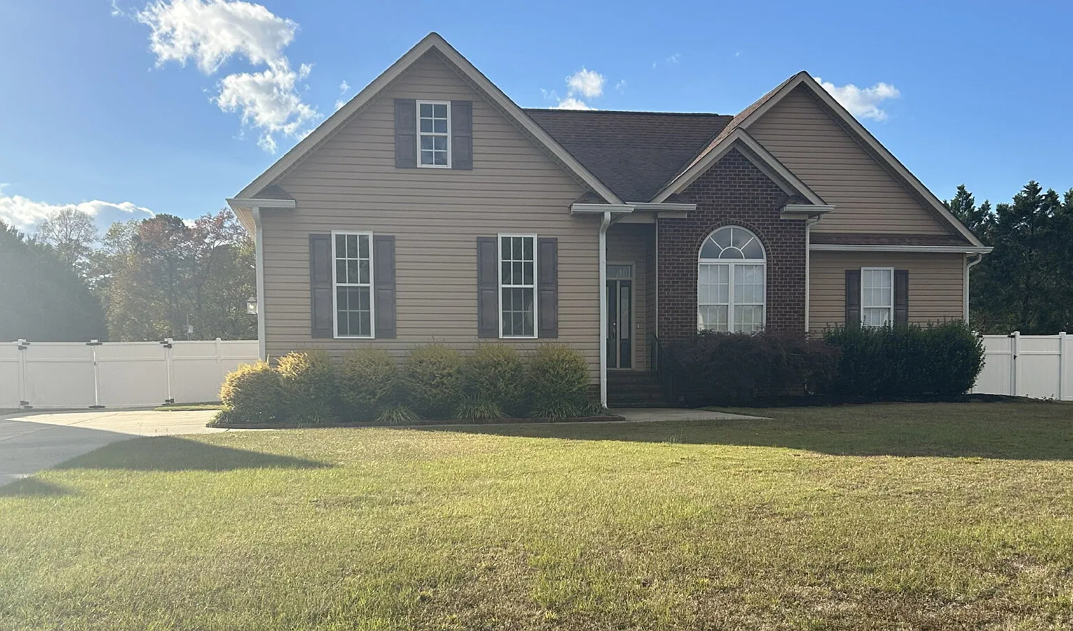 3 bed, 2.0 bath, 1577 sqft, $1,900 — Photo 1