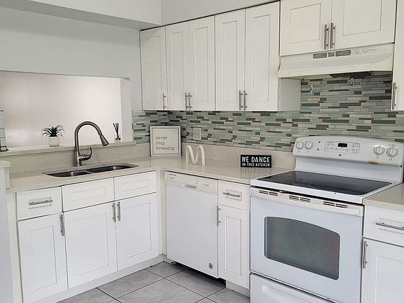 2nd image of 3254 Chesswood Ave