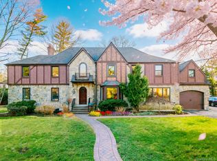 18 Robin Way, Great Neck, NY 11021