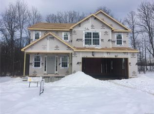 635 Cascade Ave, Fenton, MI 48430