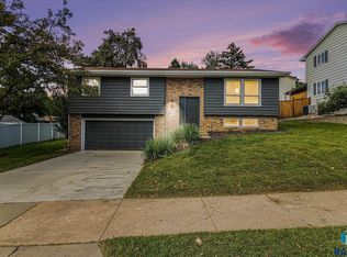 1904 E 49th St, Sioux Falls, SD 57103