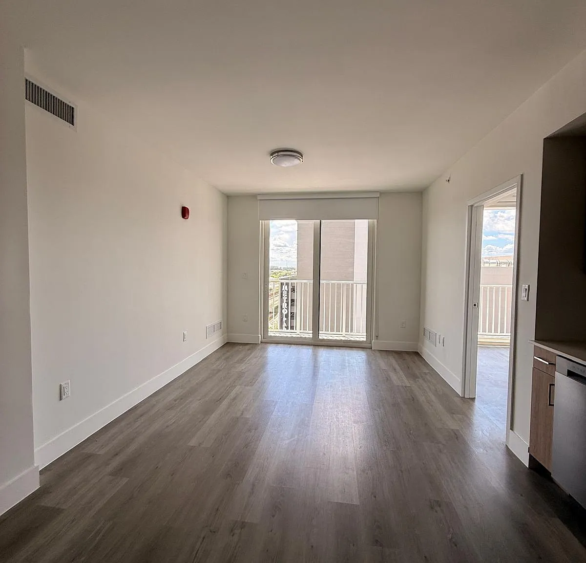 1 bed, 570 sqft, $2,140 — Photo 3