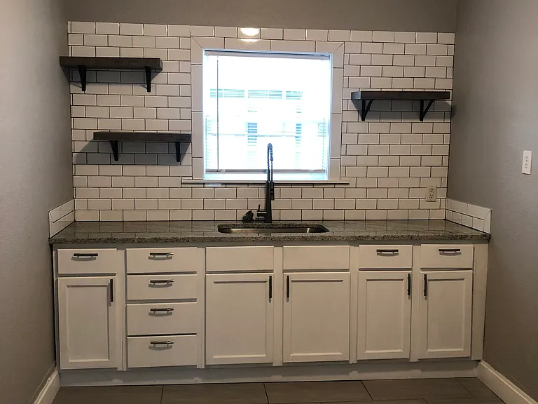 323 S Zunis Ave — Photo 5