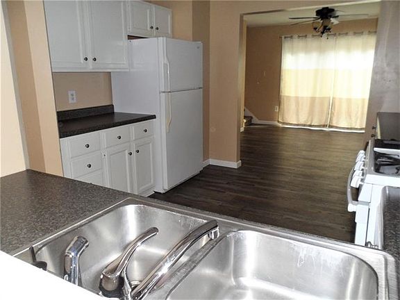 5th image of 902 Essex Dr