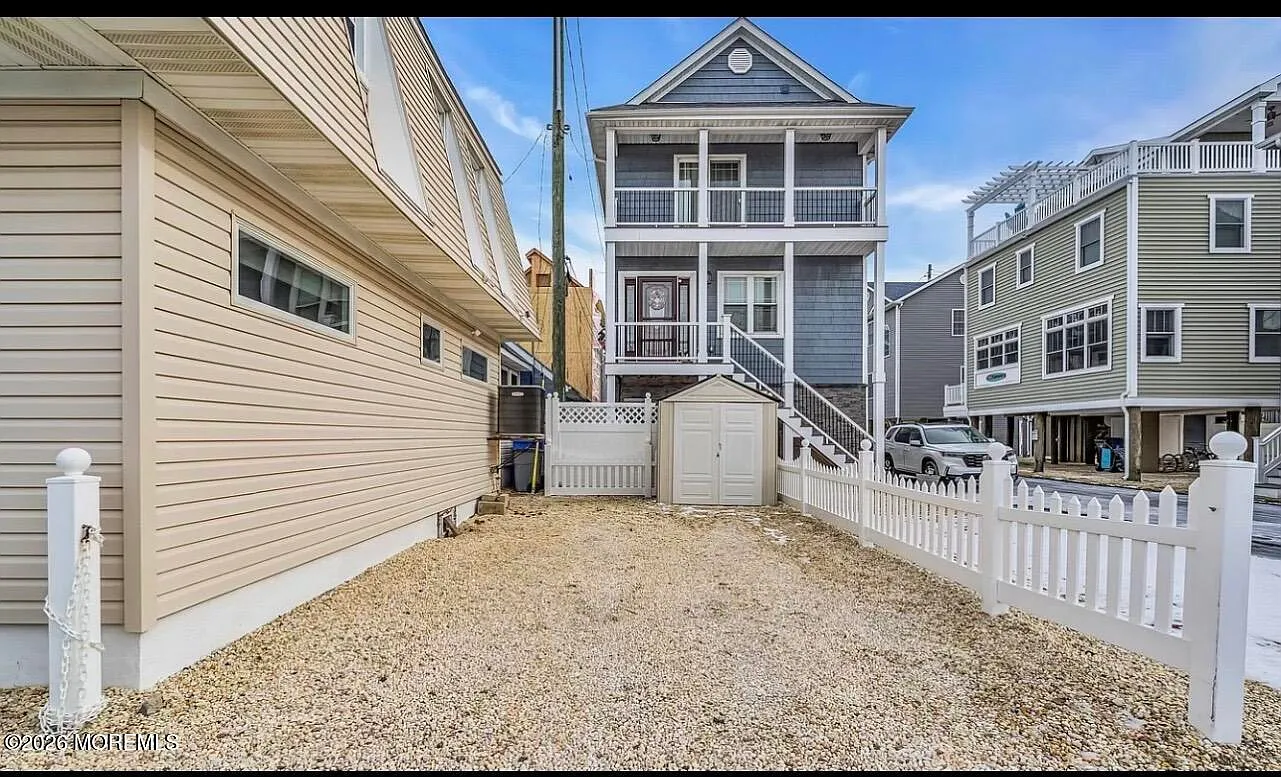 3 bed, 1208 sqft, $3,850 — Photo 2