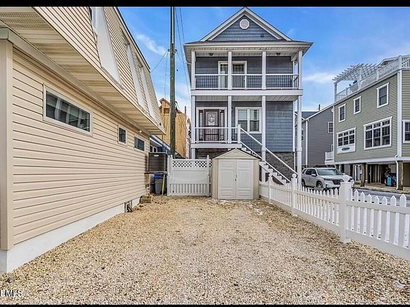 2nd image of 125 Throssell Rd