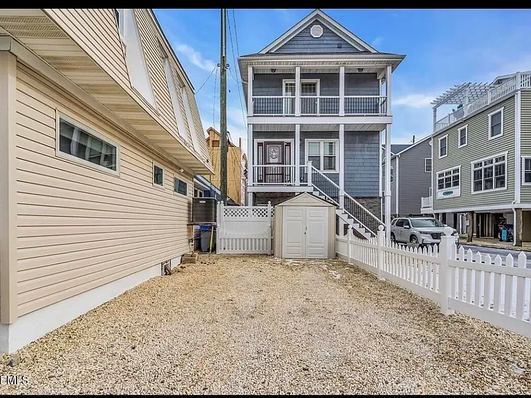 125 Throssell Rd — Photo 2
