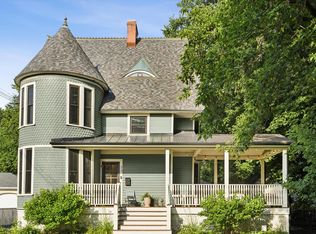 33 S Cowley Rd, Riverside, IL 60546