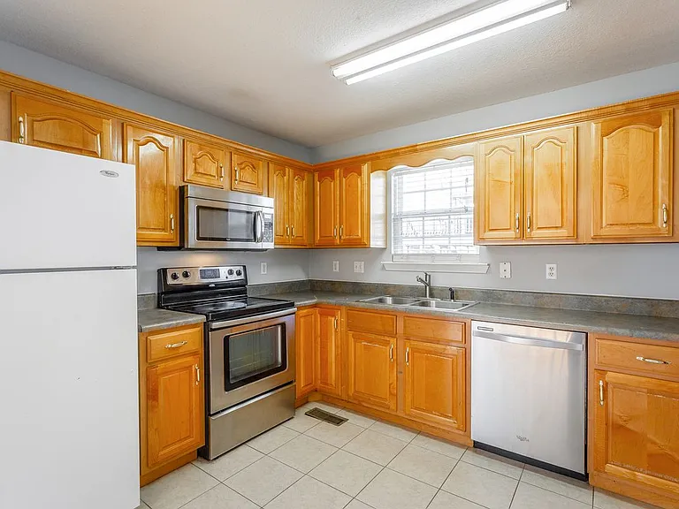 946 Fuller Glen Cir — Photo 3
