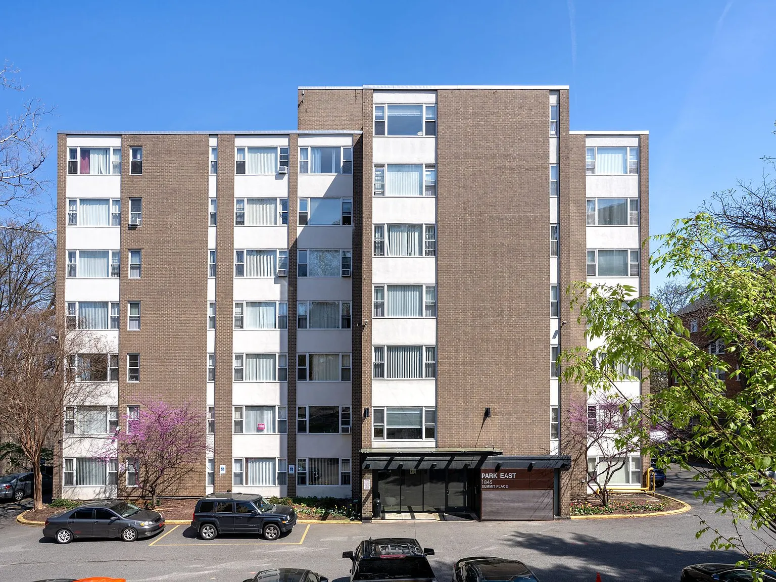 Park East Apartments — Photo 4